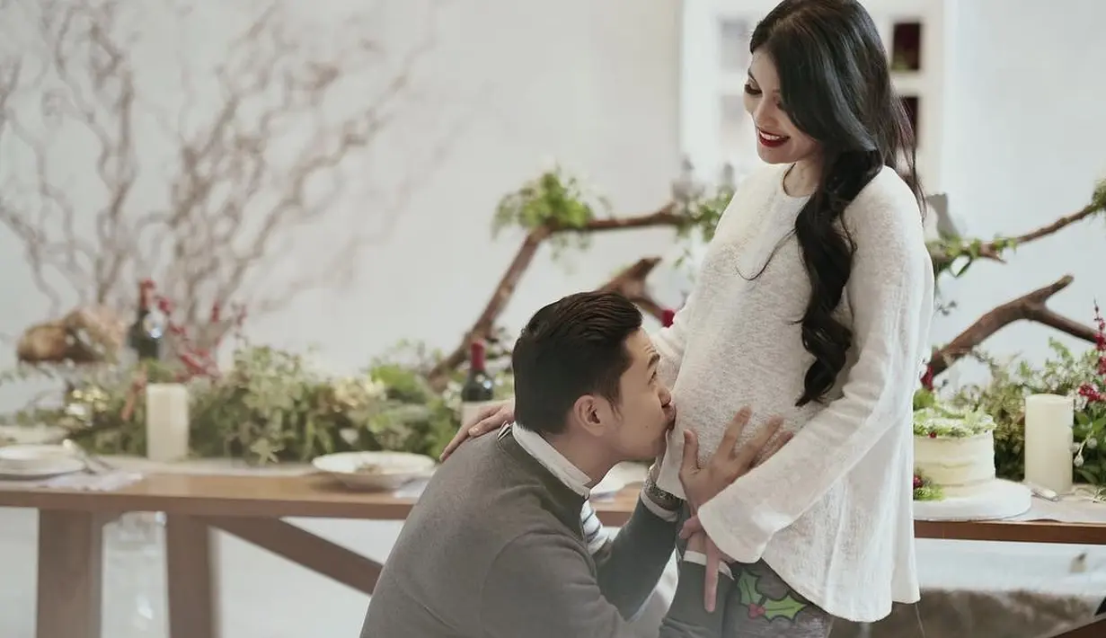 "Sandra Dewi melahirkan ditemani suami, ibu, adik dan assistant-nya pukul 9.28," ungkap Kartika lewat pesan singkat, Senin (1/1/2018). (Instagram/sandradewi88)