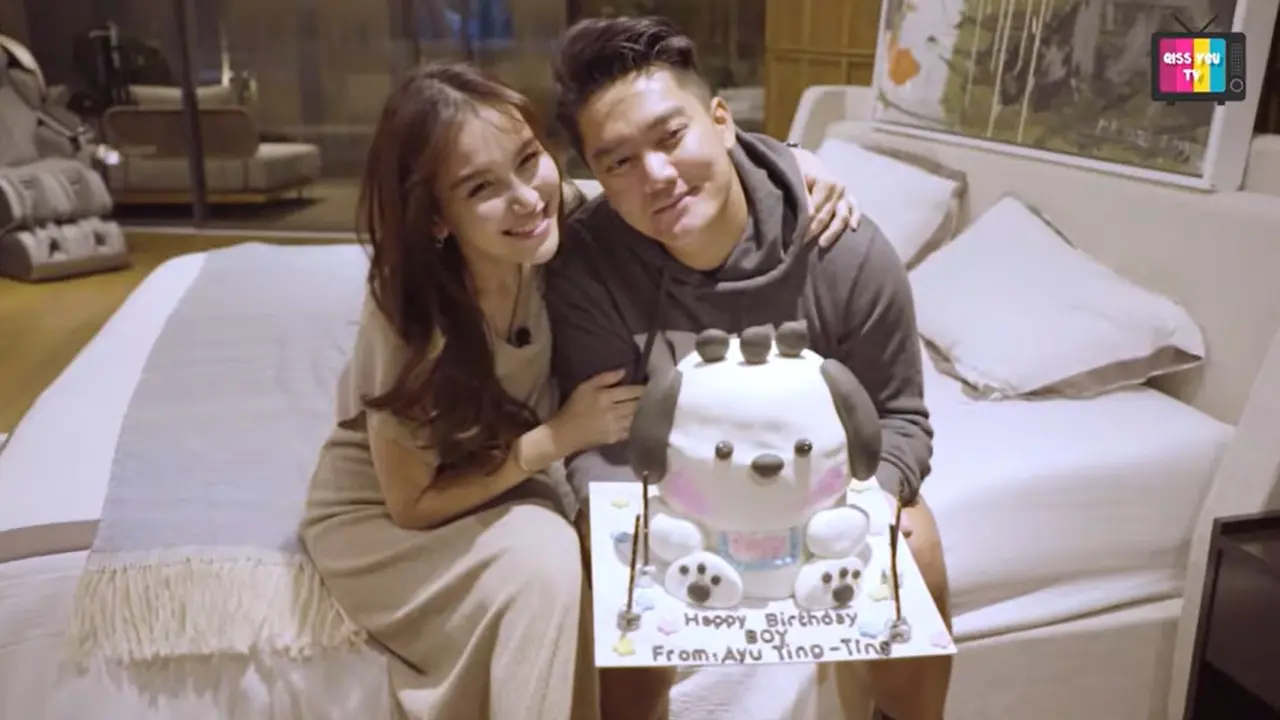 Ayu Ting Ting Beri kado Boy William