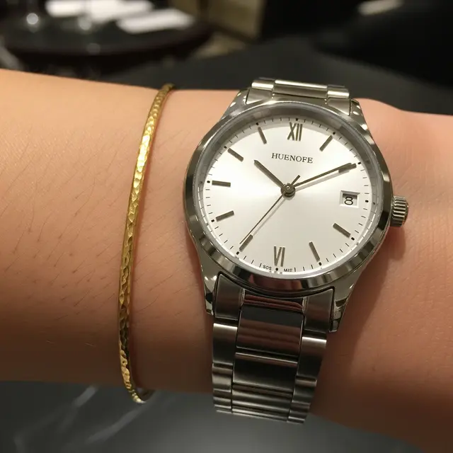 Kombinasi Gelang Emas Tipis dan Jam Tangan Klasik
