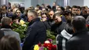 Keluarga dan kerabat menghadiri upacara penghormatan 11 warga Ukraina yang tewas dalam insiden jatuhnya pesawat Ukraine International Airlines di Iran (8/1) lalu, Bandara Boryspil Kiev, Ukraina, Minggu (19/1/2020). (Ukrainian Presidential Press Service/AFP)