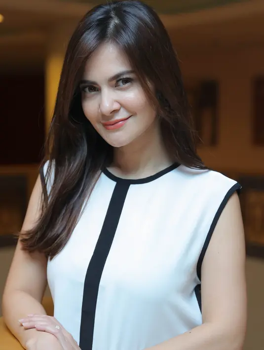 "Kalau ada syuting, dan saya tidak dikasih izin ya tidak berangkat. Saya selalu izin ke anak saya, kalau dia bilang boleh saya berangkat dan baru saya boleh syuting," ucap Cut Tari. (Andy Masela/Bintang.com)