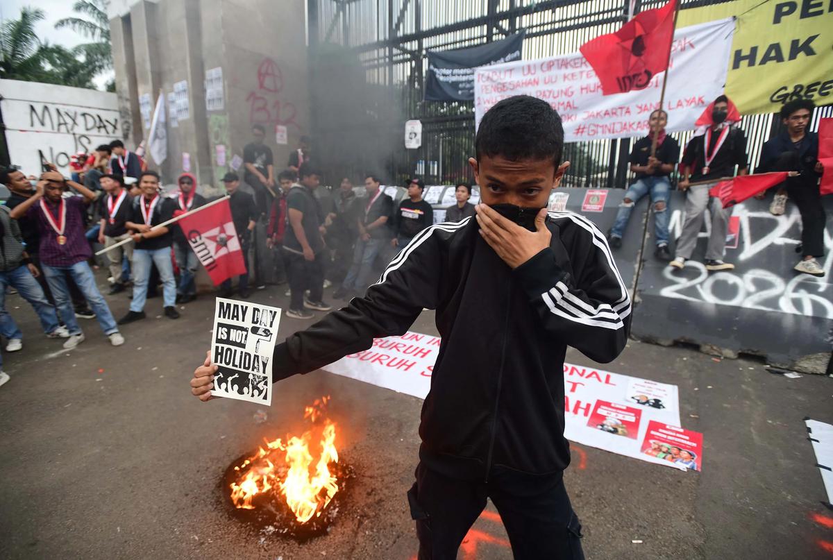 FOTO: Buruh  dan Mahasiswa Gelar Aksi May Day di Depan DPR