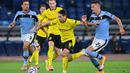 Gelandang Lazio, Sergej Milinkovic-Savic, berebut bola dengan gelandang Borussia Dortmund, Raphael Guerreiro, pada laga Grup F Liga Champions 2020/2021 di Stadion Olimpico, Rabu (21/10/2020) dini hari WIB. Lazio menang 3-1 atas Borussia Dortmund. (AFP/Alberto Pizzoli)
