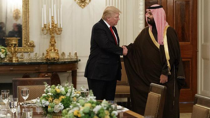 Donald Trump berjabat tangan dengan Pangeran Mohammed bin Salman, menteri pertahanan sekaligus wakil putra mahkota Arab Saudi  (AP)