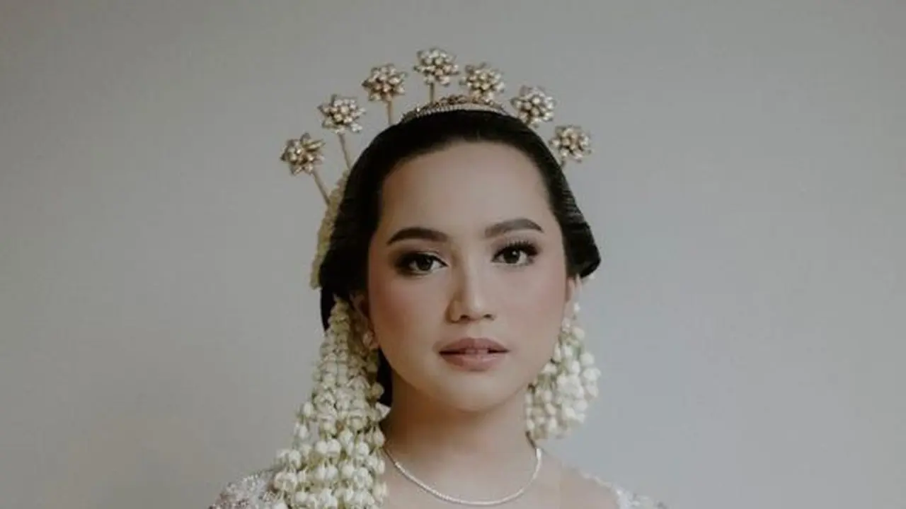 Cantiknya Rachel Amanda Berkebaya Adat Jawa di Hari Pernikahannya