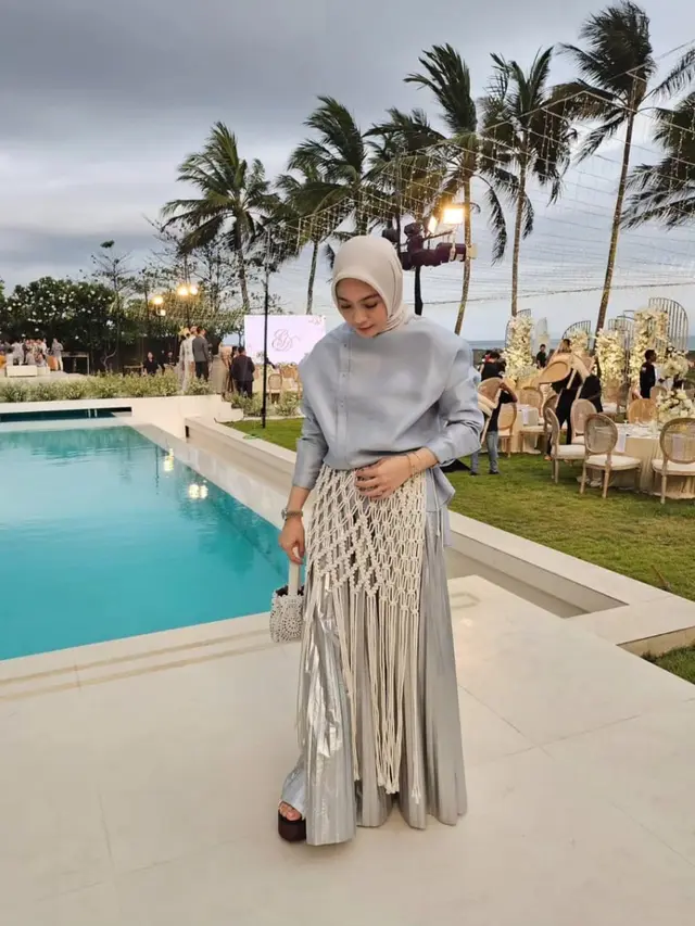 5 Model Dress Kondangan Hijab ala Artis Indonesia, Simpel tapi Mewah