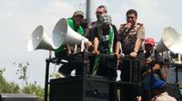 Kapolres Jakarta Utara Kombes Daniel Bolly Tifaona saat bernegosiasi dengan massa Bonek yang akan menggeruduk lokasi KLB PSSI di Hotel Mercure, Ancol. (Liputan6.com/Harun)