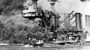 Angkatan laut AS saat menyelamatkan anggota lain di dekat kapal USS West Virginia dalam serangan udara Jepang di Pearl Harbor, Hawaii, AS 7 Desember 1941. Sedikitnya 2.403 orang tewas dan 1.178 luka-luka dalam peristiwa tersebut. (Reuters/U.S Navy)