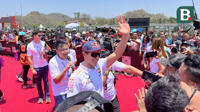 Foto: Melihat Kedekatan Pembalap dan Penggemar di Sirkuit Mandalika dalam Kegiatan MotoGP Hero Walk