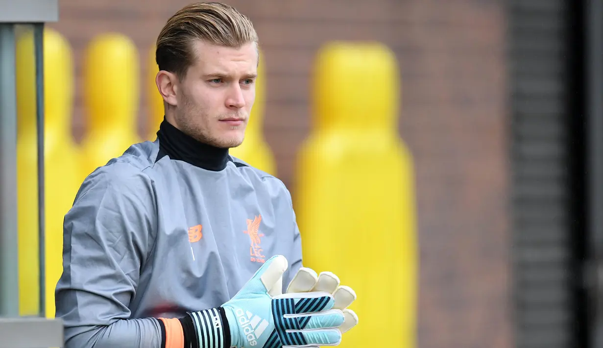 Kiper Liverpool, Loris Karius, saat tiba di lapangan untuk mengikuti sesi latihan jelang laga Liga Champions di Melwood, Liverpool, Senin (25/9/2017). Liverpool akan berhadapan dengan Spartak Moskow. (AFP/ Paul Ellis)