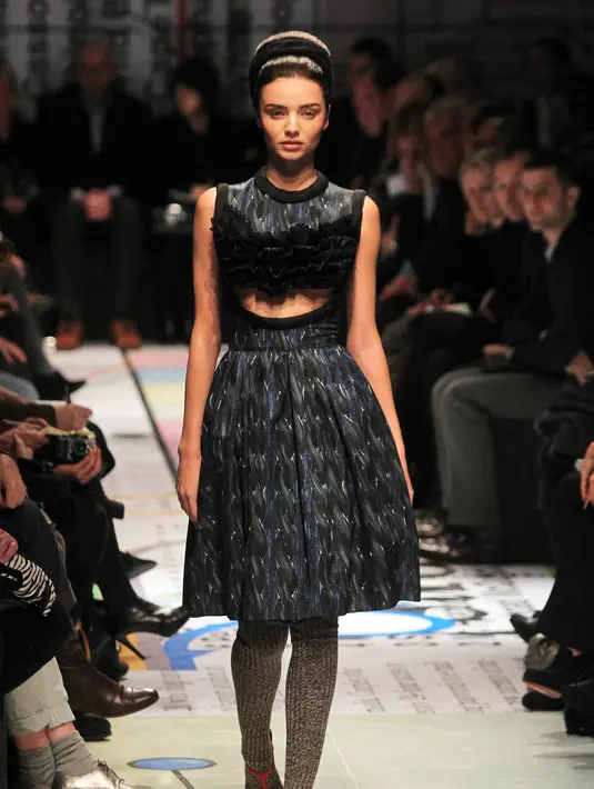 Miranda Kerr yang kini telah menjadi ibu satu anak ini terlihat manis memakai rancangan Prada yang serba abu-abu di catwalk ‘Milan Fashion Week Fall/Winter 2010/20111’ di Milan, Italy (25/2/2010). (Bintang/EPA)