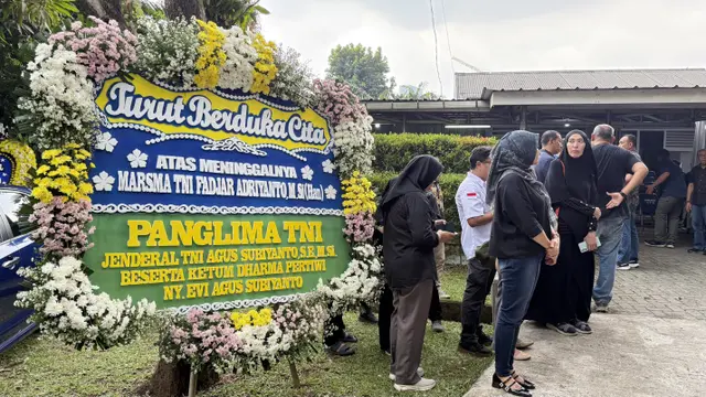 Karangan Bunga Banjiri Rumah Duka Marsma Fajar
