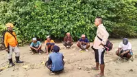 Upaya pencarian orang hilang di pantai Sukomade terus dilakukan oleh warga dan aparat desa setempat. (Istimewa)