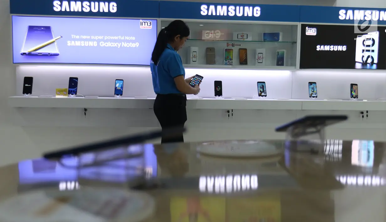 Pegawai menata handphone/smartphone di salah satu gerai di Jakarta, Kamis (7/4/2019). Kemenperin telah mengembangkan sistem identifikasi smartphone ilegal yaitu DIRBS, singkatan dari Device Identification, Registration, and Blocking System. (Liputan6.com/Angga Yuniar)