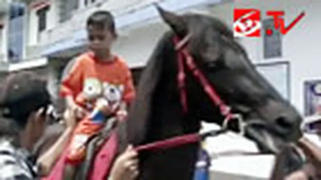 Aksi Kocak Tebe Saat Menunggang Kuda