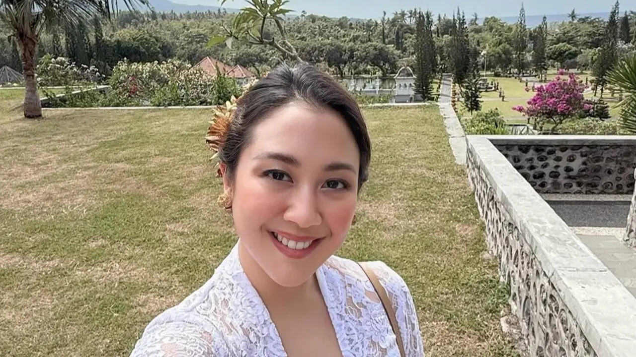 Sherina Dibalut Kebaya saat berada di Bali