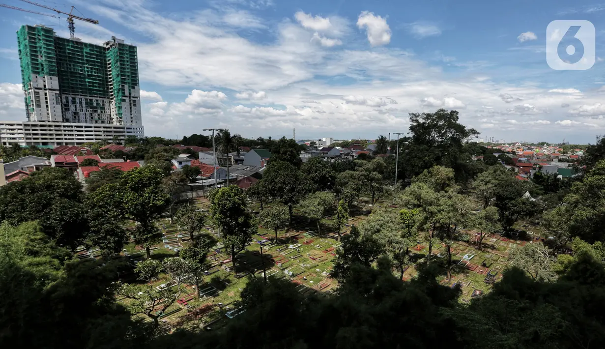 Suasana Tempat Pemakaman Umum (TPU) Kebagusan, Jakarta, pada hari kedua Lebaran, Senin (25/5/2020). Tradisi ziarah kubur saat Idul Fitri yang biasa dilakukan muslim relatif sepi dibandingkan tahun-tahun sebelumnya dikarenakan pandemi corona covid-19. (Liputan6.com/Johan Tallo)