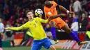 Duel pemain Belanda, Ryan Babel dan pemain Swedia, Mikael Lustig pada kualifikasi Piala Dunia 2018 grup A di Amsterdam Arena, Amsterdam (10/10/2017). Belanda menang 2-0. (AFP/Emmanuel Dunand)