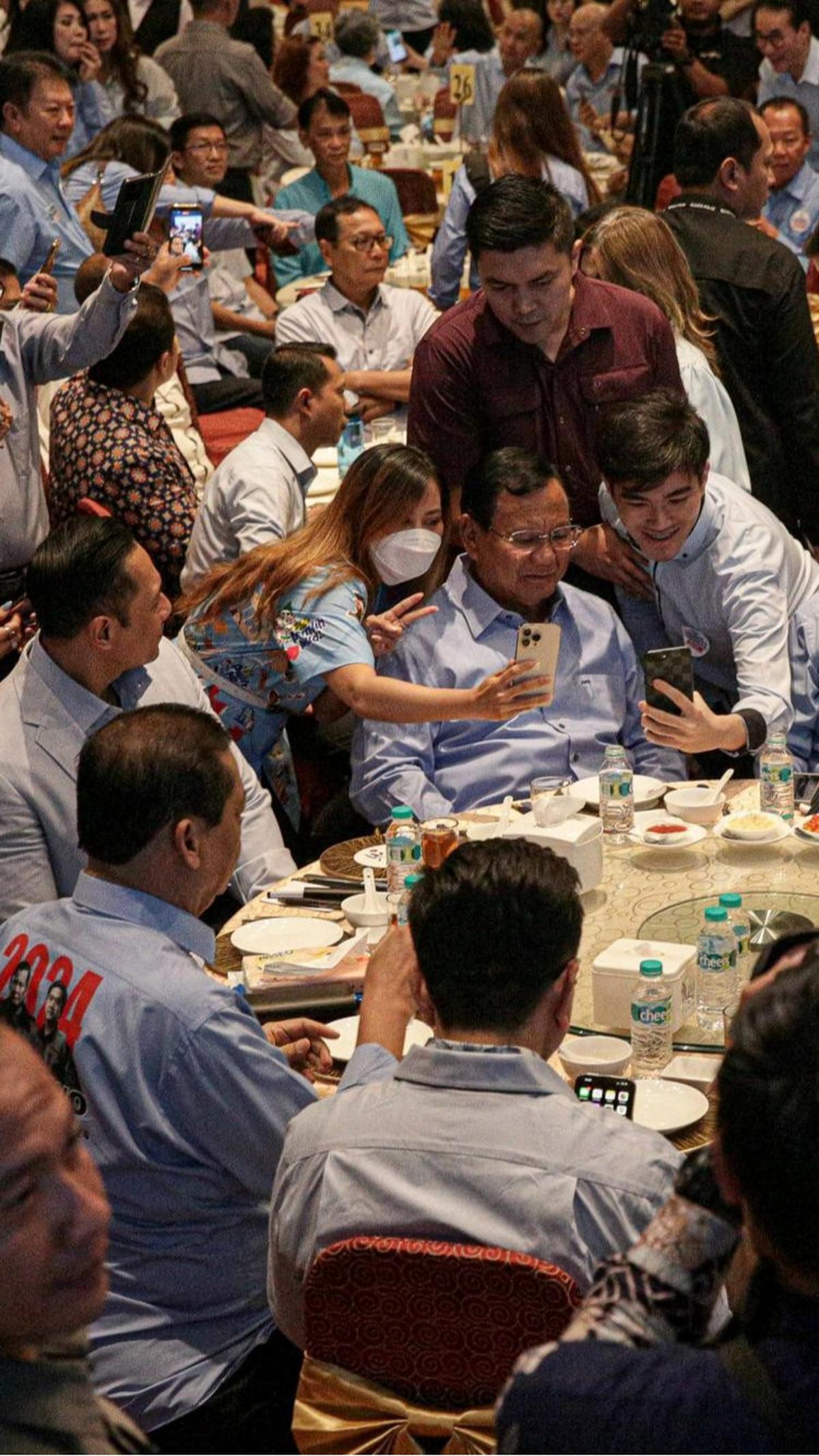 Selain itu, Prabowo juga tak keberatan jika diajak berfoto selfie dengan anggota Aliansi Tionghoa Indonesia.