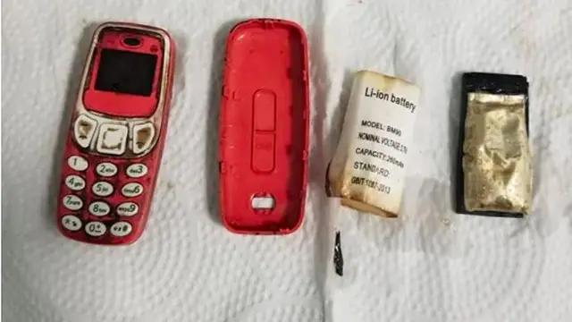 pria telan ponsel tiruan nokia