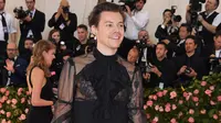 Harry Styles di karpet merah Met Gala 2019 di Metropolitan Museum of Art, New York, Amerika Serikat, 6 Mei 2019. (ANGELA WEISS / AFP)