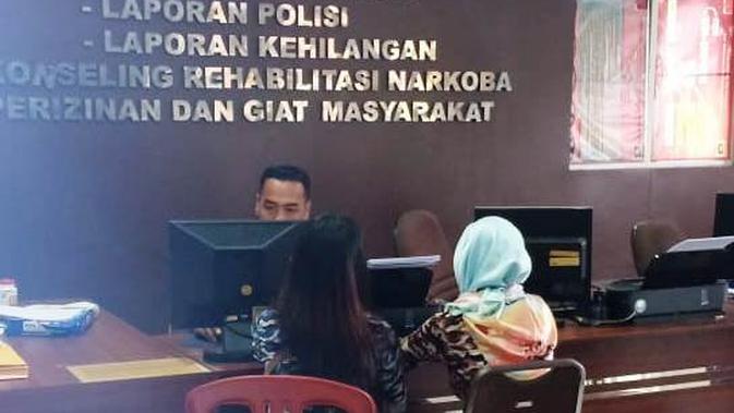 ML didampingi ibunya SN melaporkan perbuat pemerkosaan ke SPKT Polresta Palembang (Liputan6.com / Nefri Inge)
