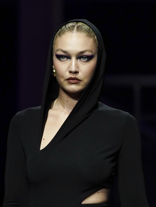 Gigi Hadid mengenakan kreasi bagian dari koleksi Musim Semi Musim Panas 2023 wanita Versace selama event Milan Fashion Week di Milan, Italia (23/9/2022). Mantan instri Zayn Malik ini  tampil memukau mengenakan dress yang sesuai dengan bentuk tubuh. (AP Photo/Alberto Pezzali)