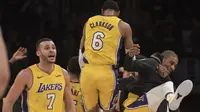 Gaya pemain Lakers, Jordan Clarkson (tengah) merayakan keberhasilan melakukan tembakan tiga angka pada lanjutan NBA basketball game di Staples Center, Los Angeles, (19/1/2018). Lakers menang 99-86. (AP/Kyusung Gong)