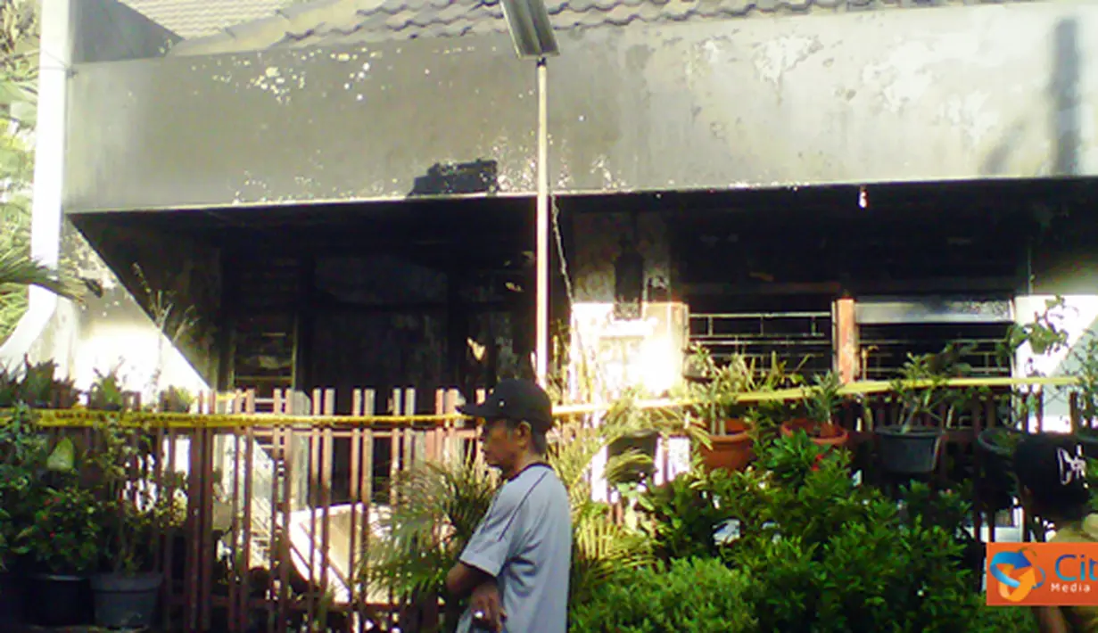 Citizen6, Jakarta: Sebuah rumah yang terdapat di jalan Rukem III, No 10, Rawamangun, terbakar habis pada pukul 22.10 WIB, Jumat (3/6). (Pengirim: Suhartati)