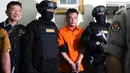 Polisi mengawal tersangka pembunuhan satu keluarga di Kota Bekasi saat gelar perkara di Polda Metro Jaya, Jakarta, Jumat (16/11). Tersangka HS mengaku telah melakukan pembunuhan tersebut. (Merdeka.com/Imam Buhori)