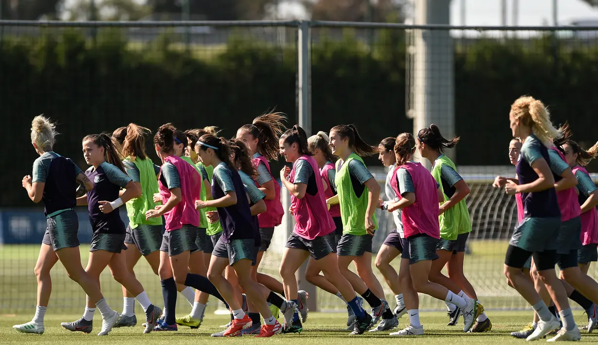 Para pemain wanita Barcelona melakukan pemanasan selama sesi pelatihan di Joan Gamper Sports City di Barcelona (15/5/2019). Tim wanita Barcelona akan bertanding melawan wakil Prancis, Lyon pada final Liga Champions di stadio Groupama Arena, kota Budapets, Hungaria. (AFP Photo/Josep Lago)