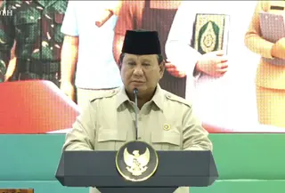 Presiden Prabowo Subianto menegaskan Indonesia adalah negara yang kaya, namun terus dibayangi dengan praktik korup dari pejabat dan aparat. Dia pun bertekad membersihkan pemerintahan dari budaya korupsi demi menghilangkan kemiskinan. (Foto: YouTube Sekretariat Presiden)