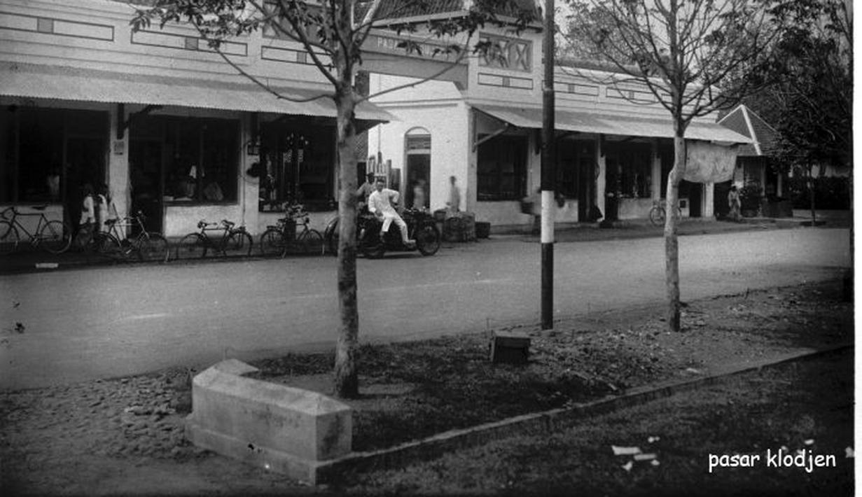 Jalan depan Pasar Klodjen yang masih kosong tanpa dipenuhi kendaraan dan pedagang. (Source: jelajahmalangku.blogspot.com)