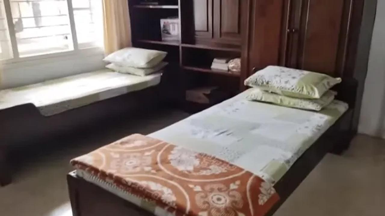 "Dan ini kamar tempat Pak Anies dilahirkan," kata wanita tersebut.