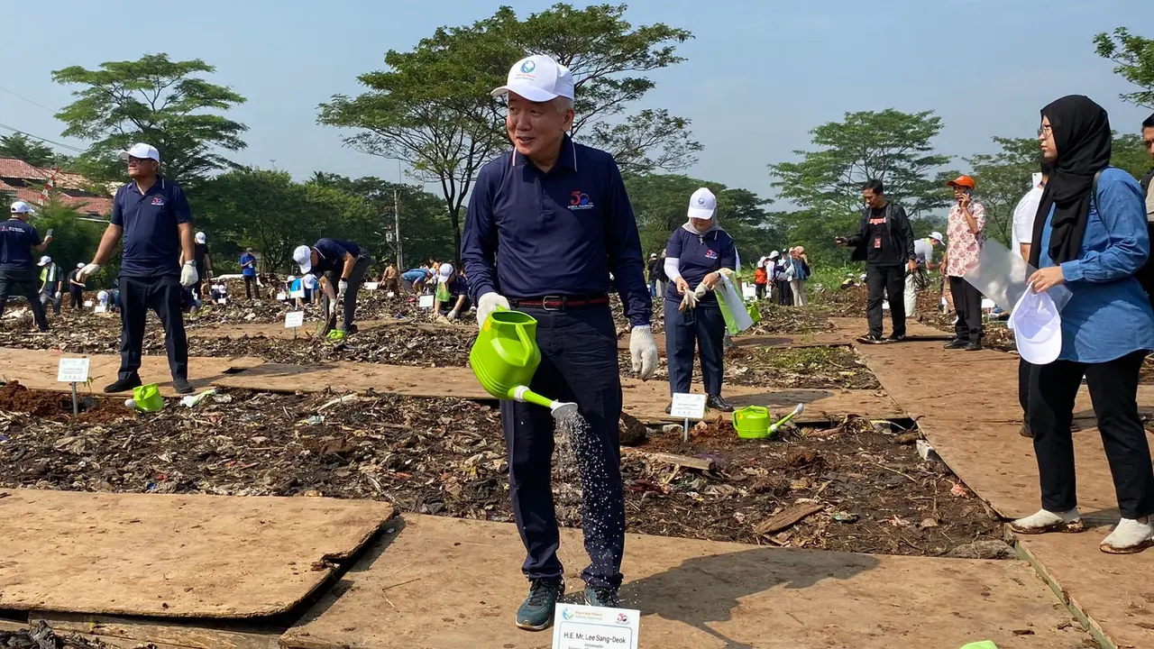 Dubes Lee Sang Deok bahwa hubungan 50 tahun Korea Selatan dan Indonesia harus terus diperkuat, salah satunya dengan melakukan aksi peduli Bumi (Liputan6.com/Teddy Tri Setio Berty).