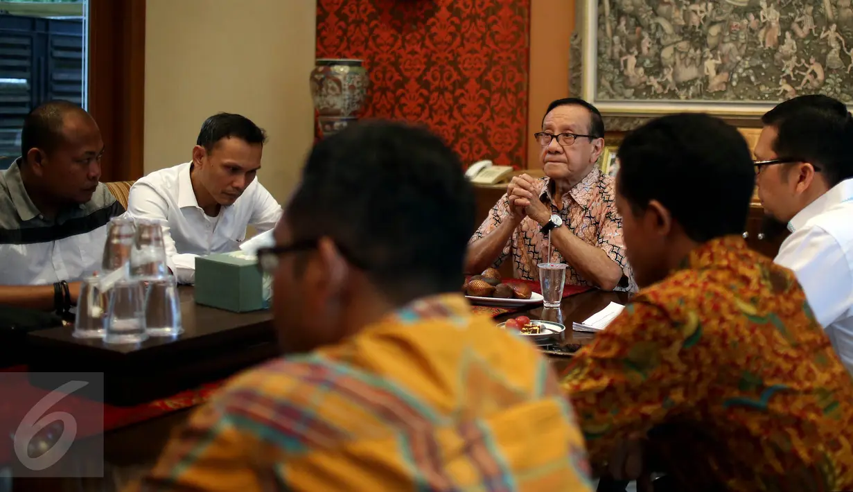 Akbar Tandjung saat menerima kader muda Partai Golkar dan sejumlah aktivis, Jakarta, Kamis (11/5). Akbar mendukung petisi dukungan untuk KPK sebagai bentuk perlawan hak angket DPR. (Liputan6.com/Johan Tallo)