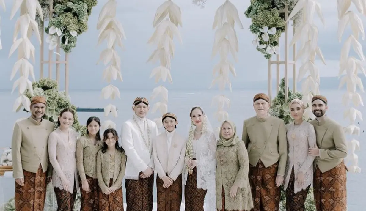Saat akad adik ipar Ashraf Sinclair, Yuna pun mengenakan kebaya bridesmaid warna coklat dipadukan kain lilit coklatnya. Sambil mengenakan kerudung gaya turban satin. [@itismebcl]