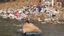 Sepanjang kali Ciliwung, sebagian warga memulung sampah botol plastik agar muda untuk mengambilnya. (merdeka.com/Imam Buhori)