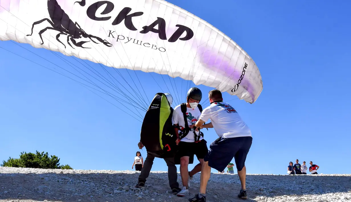 Orang-orang bersiap terbang dengan paralayang dalam kegiatan luar ruangan dekat Krusevo, Makedonia Utara, pada 2 Agustus 2020. (Xinhua/Tomislav Georgiev)
