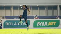 Pemain Arema FC, Carlos Fortes melakukan selebrasi usai mencetak gol ke gawang Persela Lamongan dalam laga pekan ke-6 BRI Liga 1 2021/2022 di Stadion Madya, Jakarta, Minggu (3/9/2021). (Bola.com/M Iqbal Ichsan)