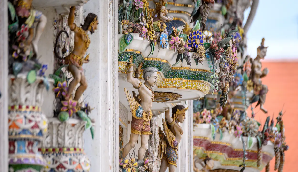 Dekorasi pada dinding Kuil Buddha Wat Pariwat atau Kuil David Beckham di Bangkok, Thailand, Selasa (14/7/2020). Kuil David Beckham dihiasi dengan patung-patung superhero, karakter komik, makhluk mitos dan imajiner, serta tokoh dunia. (Mladen ANTONOV/AFP)