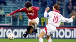 Semasa menjadi pemain, Damiano Tommasi mengoleksi 25 caps untuk Gli Azzurri dan memenangi Scudetto bersama AS Roma pada 2001. (AFP/Gabriel Bouys)