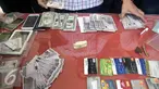 Petugas Polrestabes Semarang melakukan gelar peredaran uang palsu mata uang dolar Amerika dan Euro di Mapolrestabes Semarang , Minggu (3/7). Jumlah uang palsu bila di rupiahkan berjumlah kurang lebih 500 miliar.(Gholib)