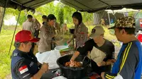 Dapur lapangan yang didirikan Brimob Polda Sulut untuk membantu warga yang terdampak banjir di Kota Manado.