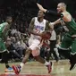 Penggawa Los Angeles Clippers Lou Williams (tengah) beraksi pada laga NBA melawan Boston Celtics di Staples Center, Senin (11/3/2019) atau Selasa WIB. (AP Photo/Jae C. Hong)