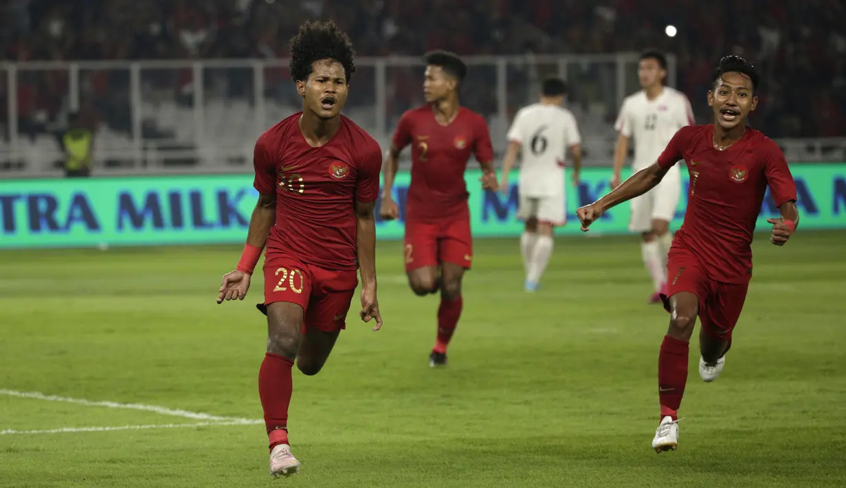 Striker Timnas Indonesia U-19, Bagus Alfikri, merayakan gol yang dicetaknya ke gawang Timnas Korea Utara pada laga Kualifikasi AFC U-19 2020 di Stadion GBK, Jakarta, Minggu (10/11). Indonesia U-19 berhasil menahan imbang 1-1 DPR Korea. (Bola.com/Yoppy Renato)