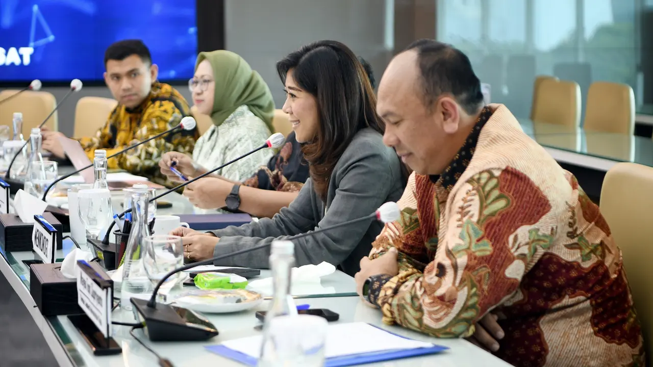 Menkomdigi Meutya Hafid di hadapan pimpinan Telkom, Telkomsel, Indosat, dan XL Smart dalam audiensi di Kantor Kementerian Komdigi, Jakarta, Kamis (12/6/2025). (komdigi.go.id)