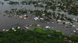Pandangan udara saat sebagian rumah terendam banjir di Asuncion, Paraguay, Senin (28/12). Bencana banjir di negara wilayah Amerika Selatan itu bahkan disebut sebagai yang paling parah dalam kurun waktu 23 tahun terakhir. (REUTERS/Jorge Adorno)
