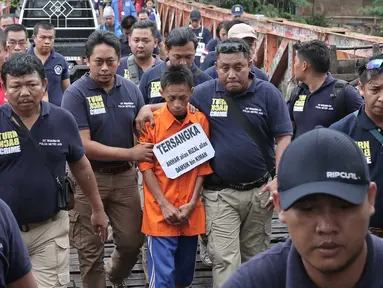 Polda Metro Jaya melakukan rekonstruksi kasus pembunuhan bocah 12 tahun, Adinda Anggia Putri dengan tersangka pembunuhan Anwar di Rusun Benhil, Jakarta, Minggu (29/11/2015). Rekonstruksi dilakukan sebanyak 36 reka adegan. (Liputan6.com/Angga Yuniar) 
