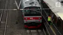 Hal itu disebabkan masa tunggu antarkereta yang berpotensi menjadi semakin lama, sehingga efeknya stasiun dan kereta akan menjadi semakin padat dan semrawut yang dampaknya dapat mengakibatkan penumpukan lebih dari 200.000 penumpang per hari. (Liputan6.com/Johan Tallo)